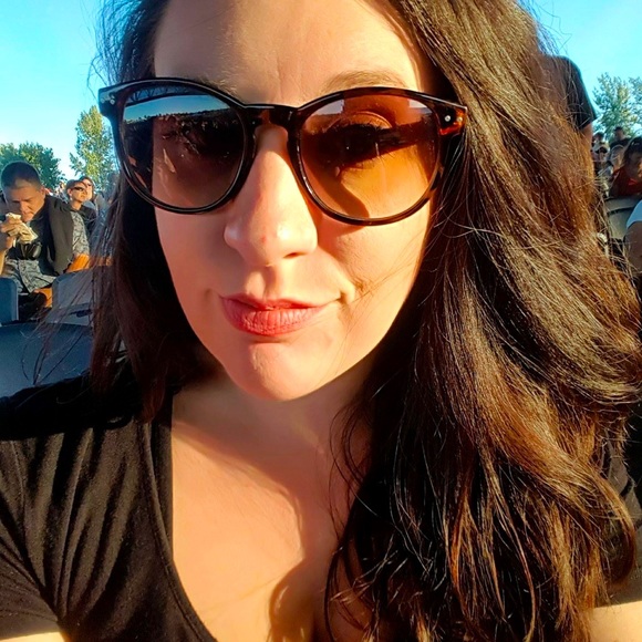 Meet Your Posher, Chelsea! - Picture 1 of 1